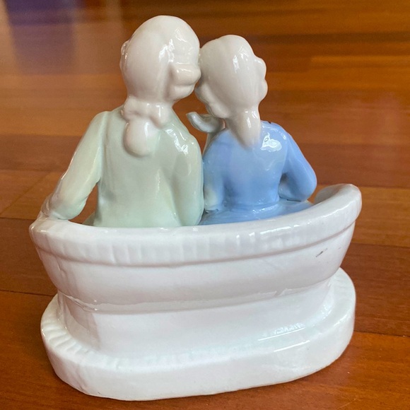Vintage Colonial Porcelain 80’s Blue & White Couple Figurine Sitting on Sofa - Picture 8 of 15